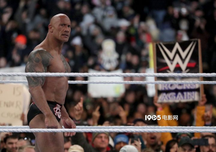 巨石强森参加摔跤赛为新片热身并入选WWE名人堂